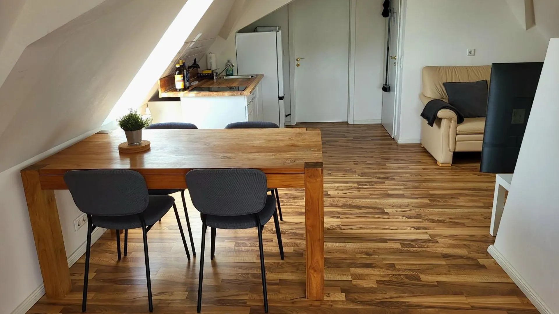 Dachgeschosswohnung 1 - Apartments Am Schloss Oberschleissheim Germany